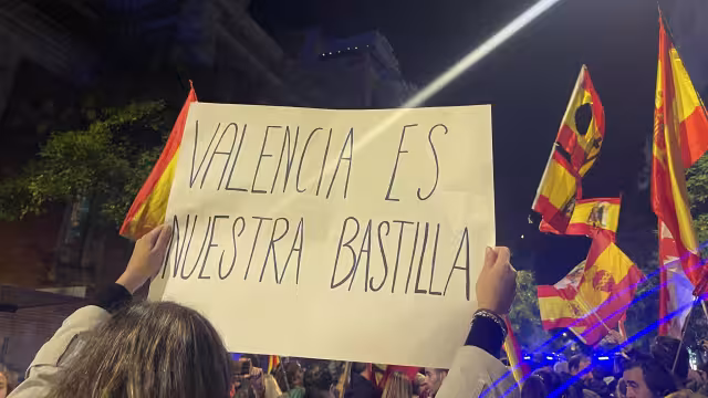 Españoles protestan en Madrid contra el presidente Pedro Sánchez tras respuesta a la DANA.