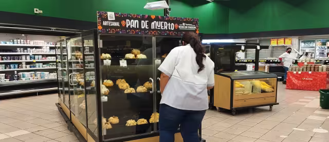 En algunas tiendas de conveniencia y supermercados desde agosto comenzaron a ofrecer pan de muerto