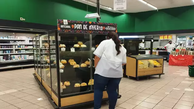En algunas tiendas de conveniencia y supermercados desde agosto comenzaron a ofrecer pan de muerto