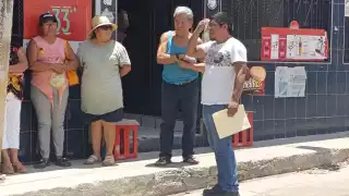 Vecinos de Polvorín, en Campeche, exigen a la CFE atención urgente a poste en riesgo de colapso