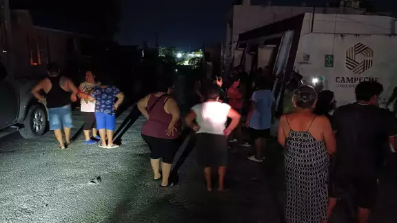 Vecinos de Josefa Ortiz de Domínguez bloquearon calles tras 15 días sin luz. Vecinos de Josefa Ortiz de Domínguez bloquearon calles tras 15 días sin luz.