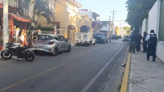 Un motociclista chocó contra dos vehículos estacionados en la calle Perú. Un motociclista chocó contra dos vehículos estacionados en la calle Perú.