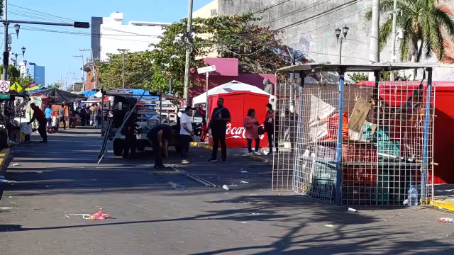 Algunos comerciantes ya han comenzado a levantar sus puestos