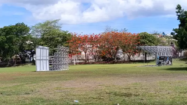 Dos bancas metálicas fueron volcadas en el campo de fútbol por fuertes vientos.