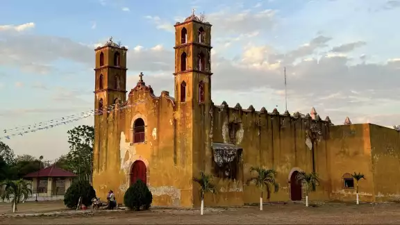 La fachada está descascarada y la pintura tiene moho.