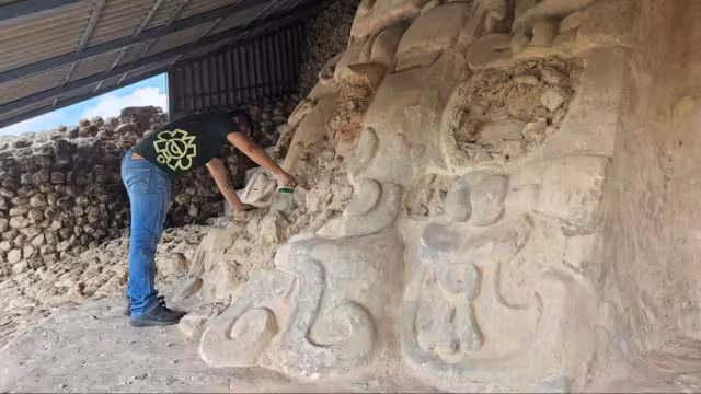 Personal del INAH hace trabajos de restauración en los vestigios que se encuentran en Acanceh