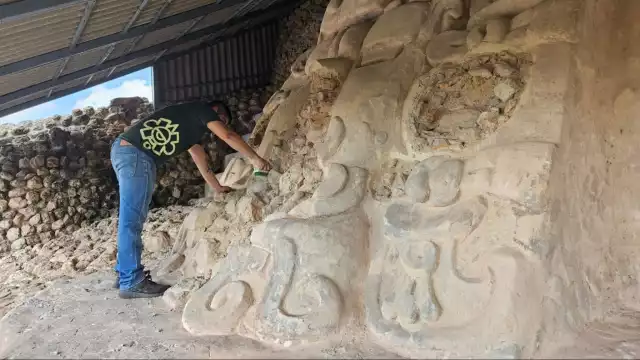 Personal del INAH hace trabajos de restauración en los vestigios que se encuentran en Acanceh