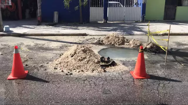 Dentro de las principales problemáticas están las fugas, rupturas de tuberías por vibración del paso de vehículos y daños graves por hundimiento de calles
