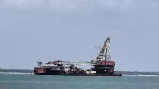 Embarcaciones industriales ancladas frente al malecón de Ciudad del Carmen están modificando corrientes marinas y provocando erosión costera.