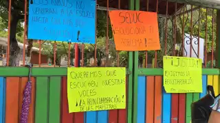 Padres de familia del jardín de niños "Esther Rodríguez Meza" mantienen protesta pacífica en Ciudad del Carmen.