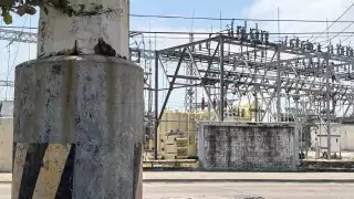 Algunos de los postes y torres de la CFE presentan daños muy importantes.