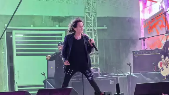 Alex Lora prendió a toda la banda que asistió al concierto.