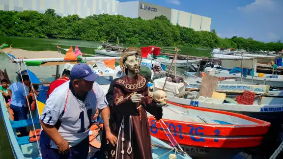 Pescadores del 7 de agosto protagonizan paseo