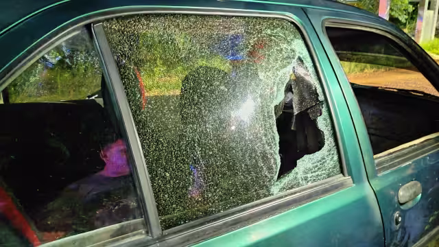 El auto fue apedreado, donde registró graves daños