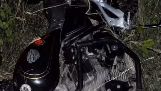 Al momento del hallazgo, la motocicleta seguía encendida y con luces prendidas.