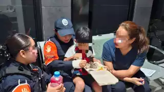 Elementos de GEAVIG atendieron y cuidaron al menor rescatado.