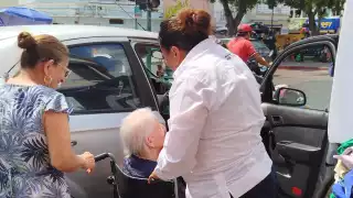 La operadora descendió de la unidad para brindar apoyo a una abuelita