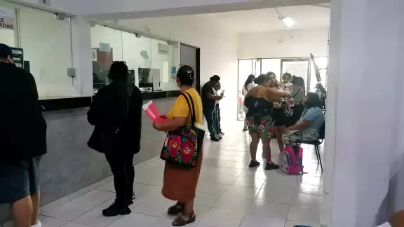 Los estafadores realizan cobros indebidos por trámites oficiales a los usuarios locales