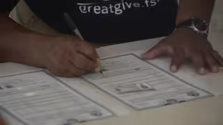Acusaciones recientes indicaron que mexicanos aceptan casarse con extranjeros a cambio de dinero.