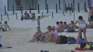 Debido al fuerte oleaje, el acceso a las aguas está prohibido para los bañistas