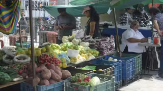 El tianguis suele ser la mejor opción de los cancunenses para gastar menos en las canasta básica.