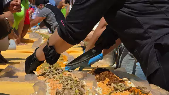 Morelos logró un récord mundial al preparar el taco acorazado más grande del planeta. Morelos logró un récord mundial al preparar el taco acorazado más grande del planeta.