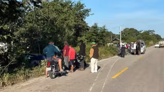 Accidente en Chekubul: camioneta y moto fuera de la carretera