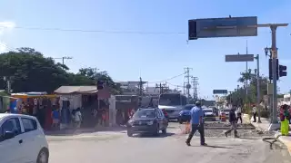 Tráfico intenso en el Circuito Baluartes por compras navideñas y obras del sistema Ko'ox