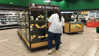 En algunas tiendas de conveniencia y supermercados desde agosto comenzaron a ofrecer pan de muerto
