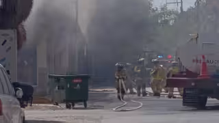 De acuerdo con reportes iniciales, sujetos desconocidos habrían rociado gasolina en el interior del establecimiento con la aparente intención de incendiarlo