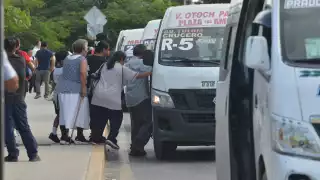 Ante el espacio reducido en las “combis”, algunos ciudadanos optan por tomar taxi