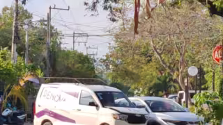 Camioneta de trabajo golpeada por vehículo rentado