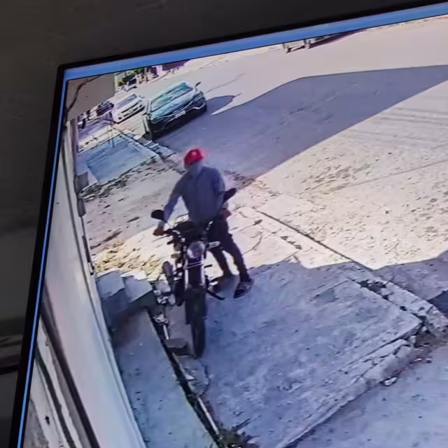 Videograban a presuntos ladrones de motocicleta