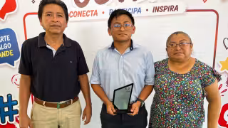 Alejandro de Jesús González Gómez recibió un reconocimiento durante el evento Vibra Joven en Hopelchén.