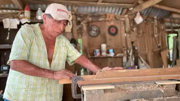 Don Feliciano Uicab Chí tiene más de 55 años trabajando como carpintero. Don Feliciano Uicab Chí tiene más de 55 años trabajando como carpintero.