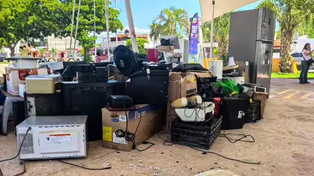 La respuesta de la población que acudió a llevar los artículos electrónicos fue muy destacada.