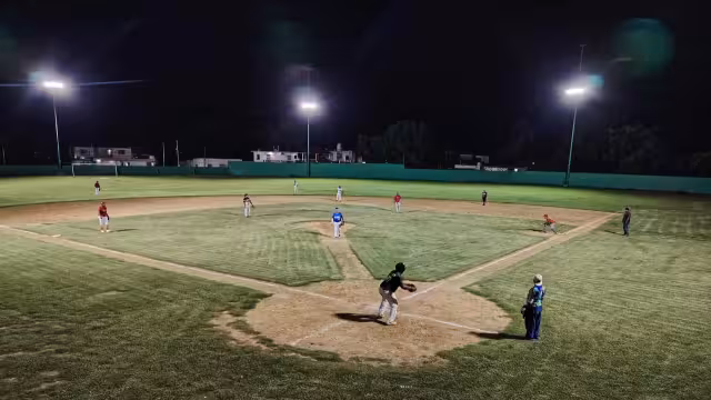 Se vivió un gran partido de softball en el campo.