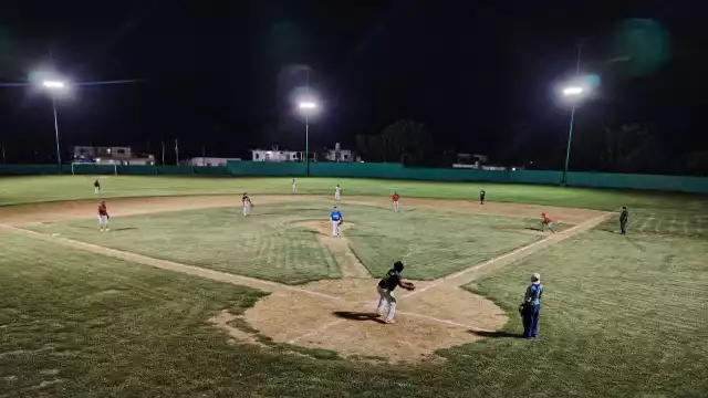 Se vivió un gran partido de softball en el campo.