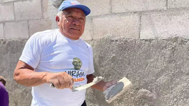 Don Domingo Catzín tiene más de cinco décadas como albañil.