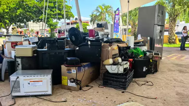 La respuesta de la población que acudió a llevar los artículos electrónicos fue muy destacada.