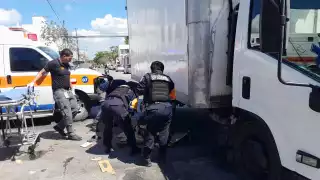 Camionero intenta escapar luego de atropellar a un motociclista en Playa del Carmen