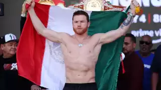 Saúl 'Canelo' Álvarez se luce en bautizo y lanza billetes como bolo