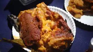 Yucatecos y visitantes asisten a la Feria del Mucbipollo en Mérida