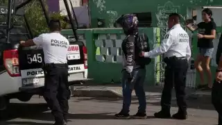 El hombre, colombiano, fue acusado de agredir a una mujer; los vecinos auxiliaron a la víctima