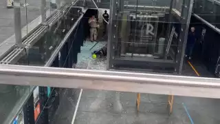 El hombre hacía mantenimiento en el elevador cuando cayó 