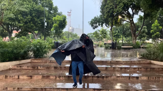 Ayer, una intensa lluvia vespertina bañó a la ciudad y dejó varias zonas anegadas