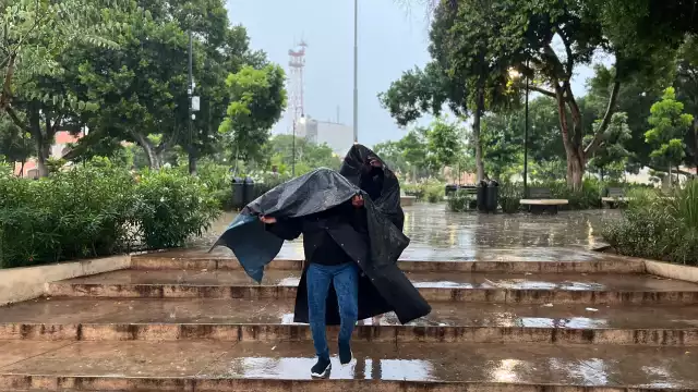 Ayer, una intensa lluvia vespertina bañó a la ciudad y dejó varias zonas anegadas