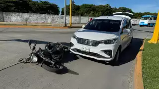 Una colisión entre una camioneta y un motociclista en el fraccionamiento Maderas dejó daños materiales y afectaciones al tráfico
