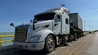 Aparatoso choque de tráileres en el Puente Zacatal causa caos vehicular y daños materiales