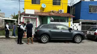 Ebrio destruye vehículos de sus arrendadores en Ciudad del Carmen